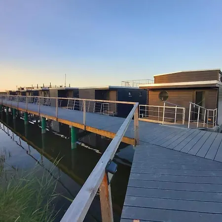 Botel Hausboot Meerzeit *